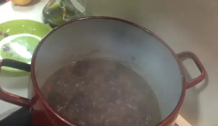 Añadir el vino tinto (1 litro para 2 kg de carne aproximadamente).