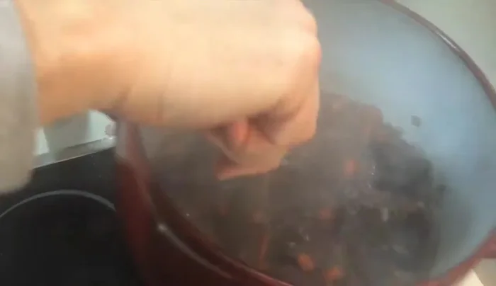 Incorporar el fondo de carne preparado.
