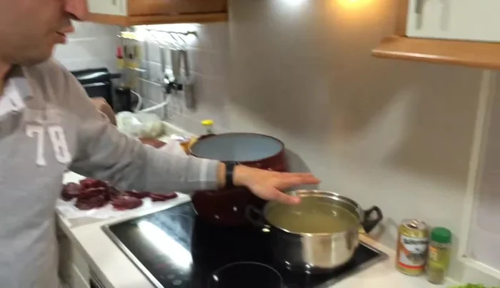 Calentar aceite en una olla y marcar la carne por ambos lados (un par de minutos por lado).