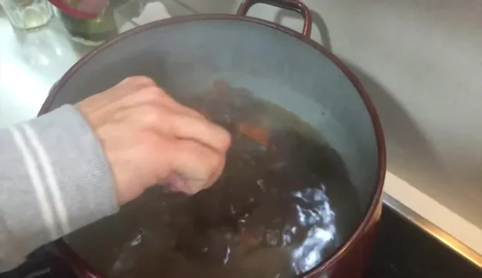 Cocinar a fuego lento durante 3 horas (o hasta que la carne esté tierna).