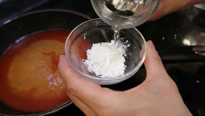 Espesamos la salsa: Mezclamos maicena con agua fría y la añadimos a la salsa poco a poco.