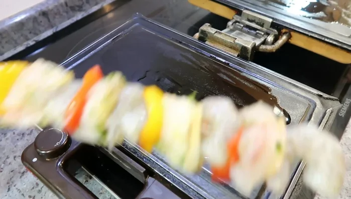 Cocinamos las brochetas a fuego medio-fuerte en una plancha o sartén, hasta que estén doradas por ambos lados.