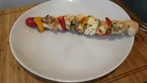 Brochetas de Rape y Langostinos: Receta Navideña Rápida y Deliciosa