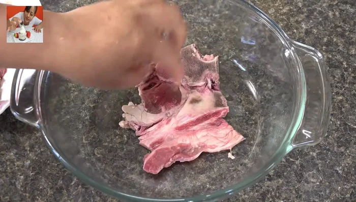 Colocar las chuletas de res en un recipiente.