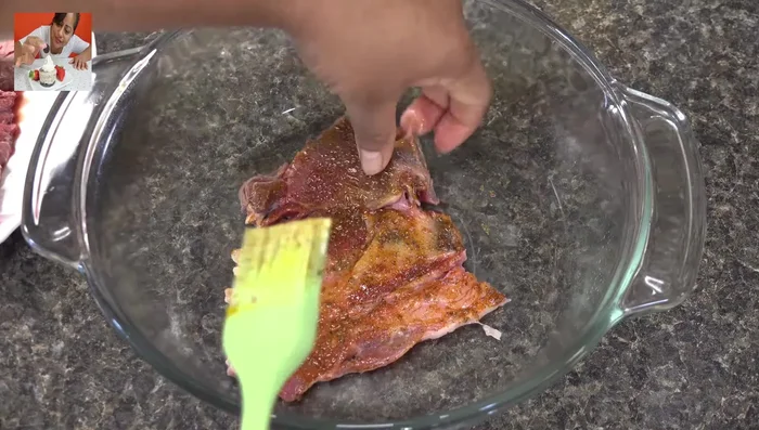 Cubrir las chuletas con el marinado, asegurándose de que estén bien cubiertas por todos lados.