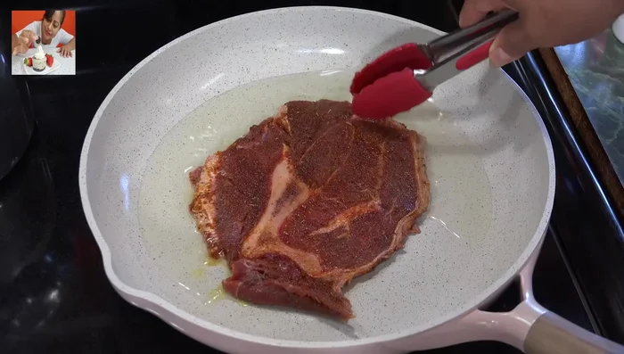 Agregar las chuletas al sartén caliente.