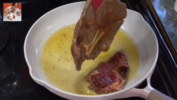 Cocinar las chuletas durante aproximadamente 3 minutos por lado, presionando los bordes para asegurar una cocción uniforme.