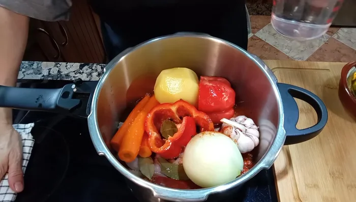 Añadir agua hasta cubrir todos los ingredientes.