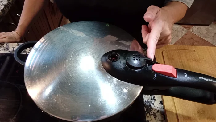 Cocinar durante aproximadamente 55 minutos, o hasta que el menudo esté tierno. Comprobar pinchándolo con un tenedor.