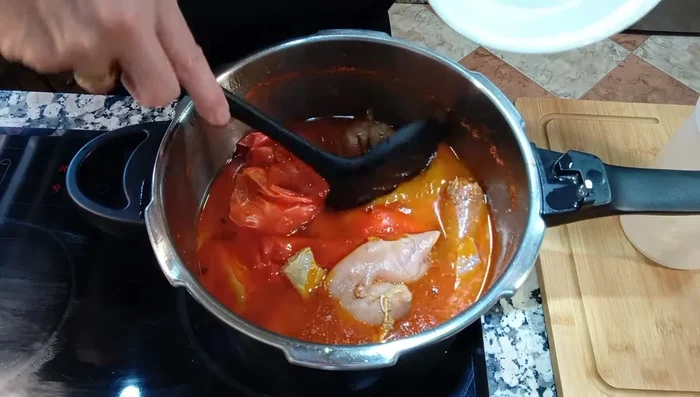Sacar la verdura (menos las hojas de laurel) y triturarla en un vaso batidor junto con un par de dientes de ajo.