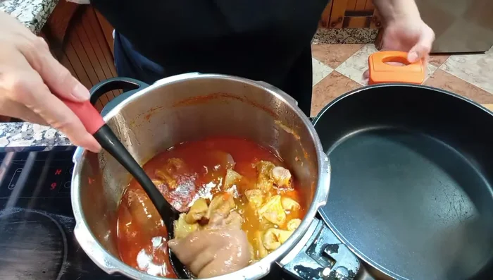 Pasar el menudo, el chorizo y el caldo a otra olla. Añadir el puré de verduras triturado y un poco más de caldo.
