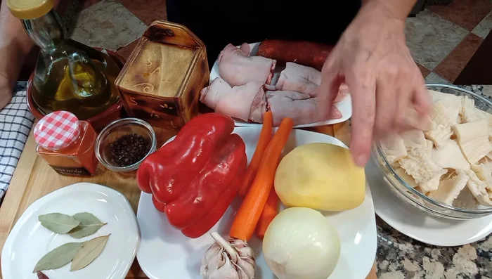Lavar el menudo de ternera y cortarlo a tamaño de bocado. Lavar también toda la verdura.