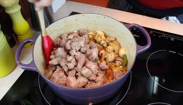 Añadir el jugo de la carne reservada a la olla. Incorporar la carne, las hojas de laurel, el vino y el caldo de pollo hasta cubrir la carne.