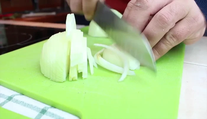 Cortar la cebolla en juliana, el ajo en trozos y el pimiento verde en trozos pequeños o medianos. Pelar y cortar el tomate en trocitos pequeños.