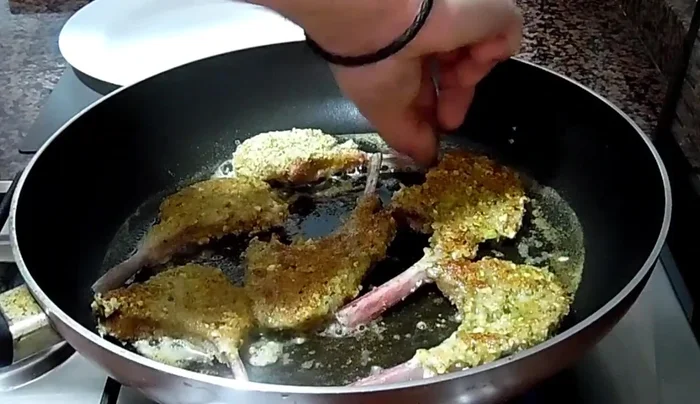 Cocinar las chuletas en la sartén caliente, hasta que estén doradas y cocidas a su gusto. Se recomienda cocinarlas a fuego medio para que se cocinen por dentro sin quemar la cobertura.