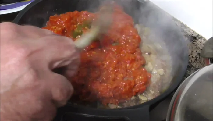 Agregar el tomate natural y cocinar a fuego mínimo durante 20-25 minutos, hasta que el tomate se integre bien con el cordero. (261.45)