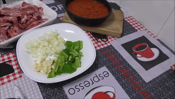 Sofreír la cebolla, el ajo y los pimientos picados en una sartén con una cucharada de aceite de oliva. (50.43)