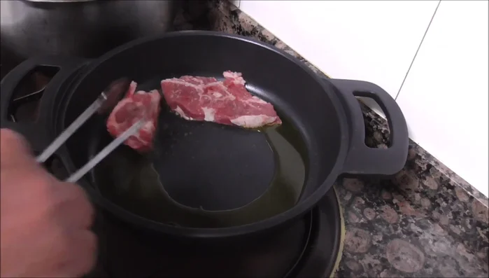 Añadir las chuletas de cordero y sofreír hasta que estén ligeramente doradas. (81.0)