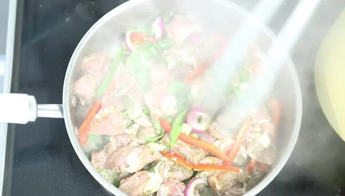 Cocinar a fuego medio-alto por 5 minutos, luego mezclar.