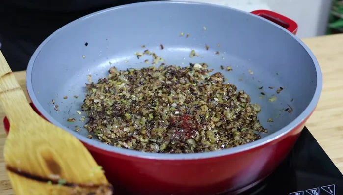 Añade el azafrán, el pimentón y el tomate frito. Sofríe un par de minutos más a fuego mínimo.