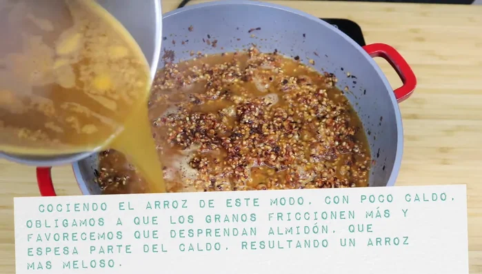 Añade parte del fumet al arroz, solo lo suficiente para cubrir los granos. Tapa y cocina a fuego mínimo unos 5-6 minutos, hasta que el arroz se seque. Repite este proceso añadiendo más fumet cada vez que el arroz se quede seco durante los primeros 15 minutos.