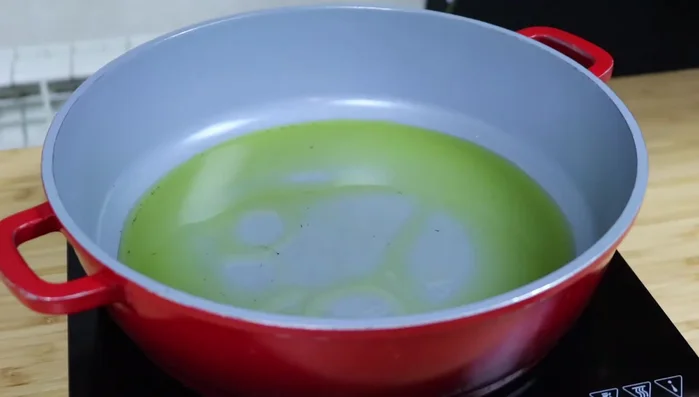 Calienta el aceite en una sartén a fuego alto. Añade la cebolla y el puerro picados. Baja el fuego a la mitad y sofríe hasta que estén dorados.