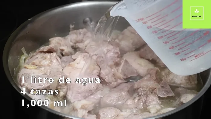 Agregar 1 litro de agua, tapar y cocinar 30 minutos más (228.54 - 256.139).