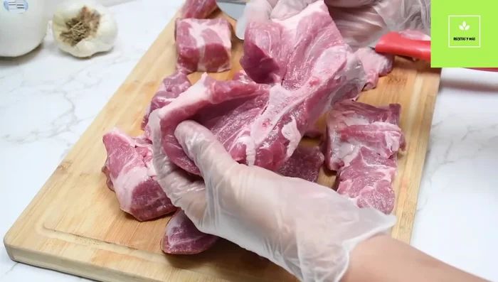 Cortar el cerdo en trozos.