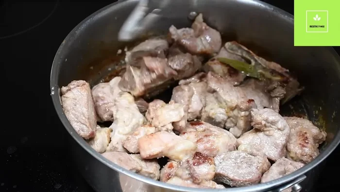 Regresar el cerdo al sartén. Agregar salsa soya, vinagre blanco, ketchup, y mezclar bien (359.34 - 435.72).