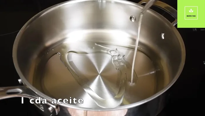 En un sartén, agregar aceite y freír la cebolla hasta que se dore y tenga un aroma rico (13.32 - 55.199).