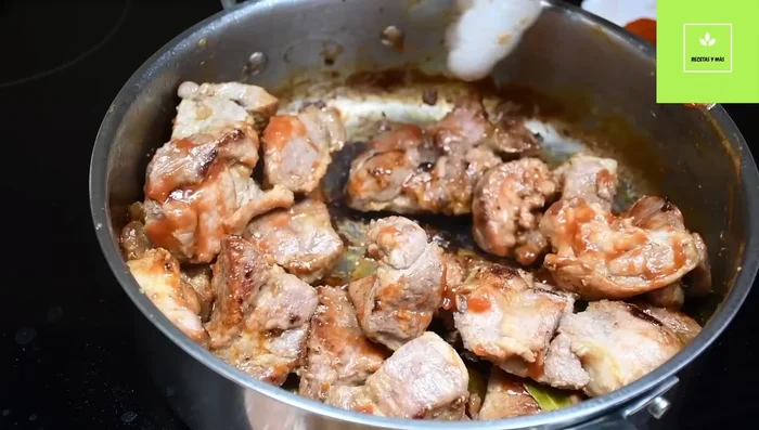 Cocinar a fuego medio, dorando el cerdo (435.72 - 449.88).