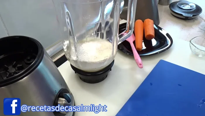 Triturar la zanahoria en la jarra batidora hasta obtener una mezcla homogénea.