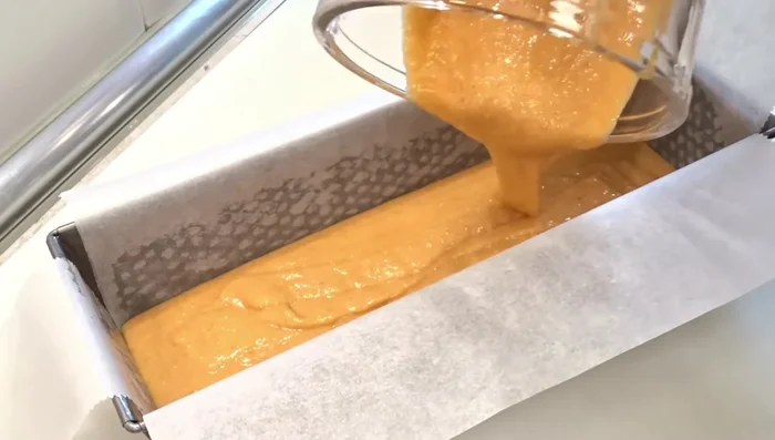 Verter la masa en el molde preparado.