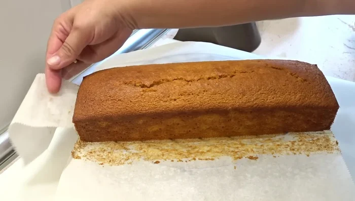 Dejar enfriar el bizcocho en una rejilla.