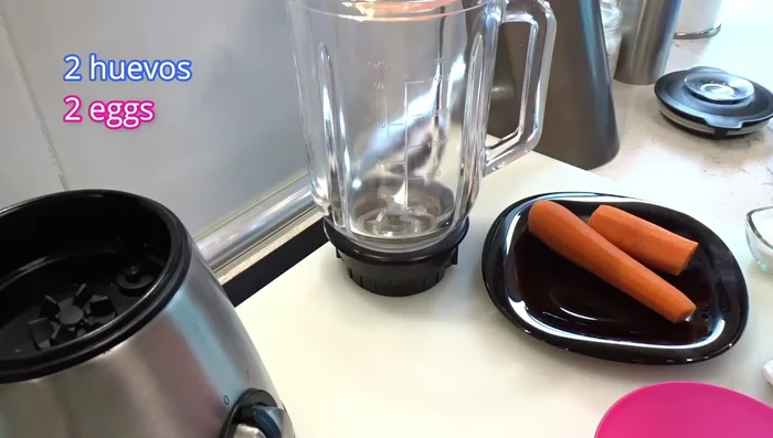 Añadir dos huevos en una jarra batidora.