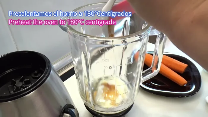 Incorporar una cucharadita de esencia de vainilla.
