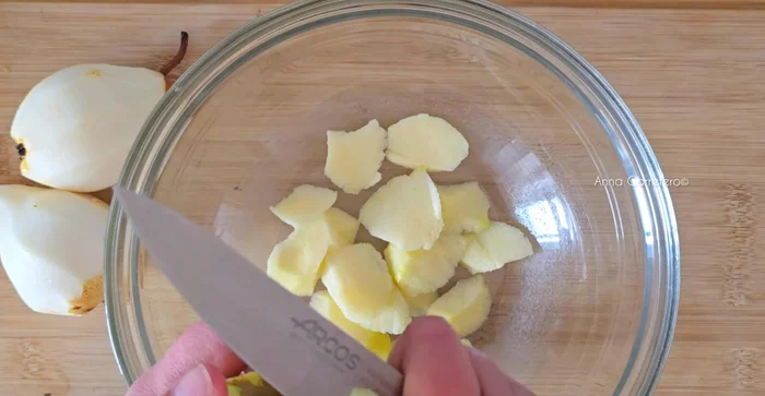 Pelar y cortar en trocitos una manzana y dos peras. (15.4)