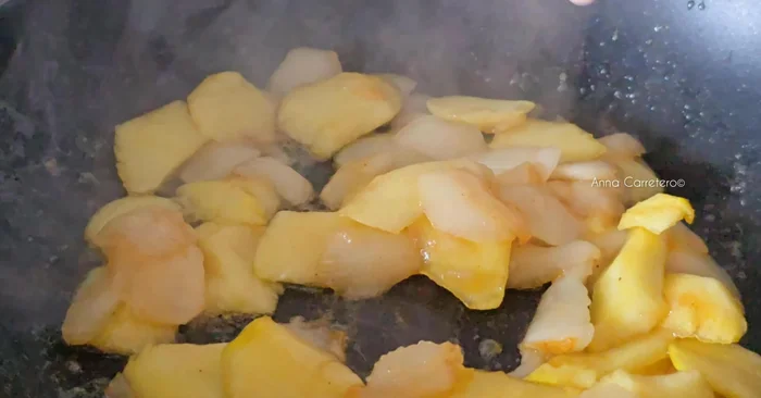Dejar enfriar la mezcla de pera y manzana. (67.24)