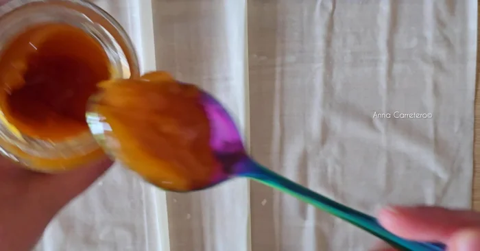 Extender una hoja de masa filo. Untar con mermelada de melocotón. Agregar la mezcla de pera y manzana enfriada. (79.96)