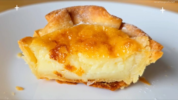 En un recipiente, bate dos huevos grandes, media cucharadita de vainilla, seis cucharadas de azúcar, cuatro cucharadas de maicena, 50 g de mantequilla derretida, 250 ml de leche y 250 ml de nata.