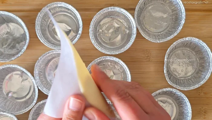 Unta los moldes para empanadillas con un poco de aceite y coloca las obleas.