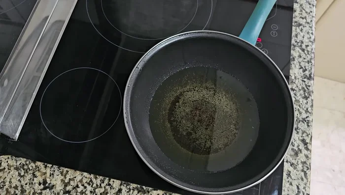 Calentar abundante aceite de girasol en una sartén. Freír los churros hasta que estén dorados. [129.0]