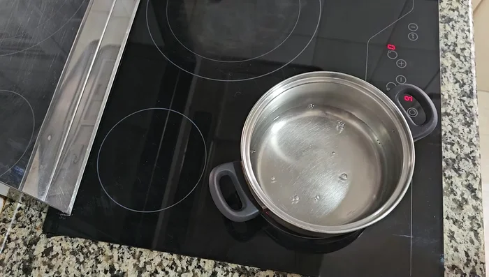 Poner una olla pequeña al fuego. Agregar el agua, el aceite de oliva y la sal. Dejar hervir. [31.0]