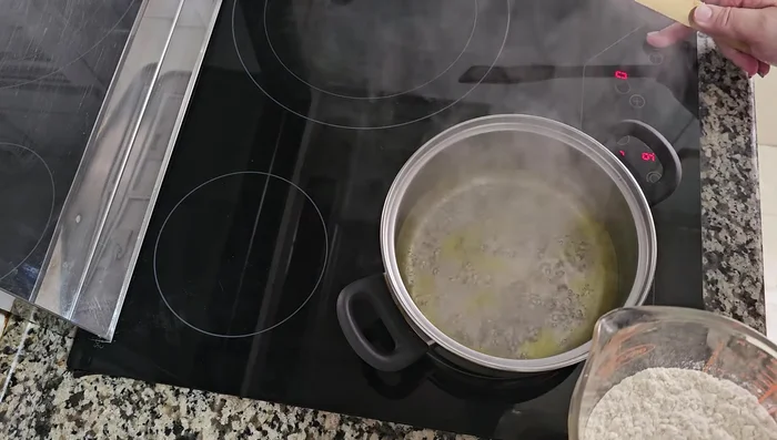 Apagar el fuego y agregar la harina de trigo. Mezclar bien. Dejar enfriar un poco. [51.68]