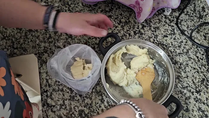 Introducir la masa en una manga pastelera con boquilla de estrella. [69.96]