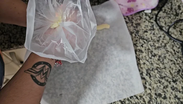 Sobre papel vegetal, formar los churros. Se pueden hacer alargados o circulares. [85.68]