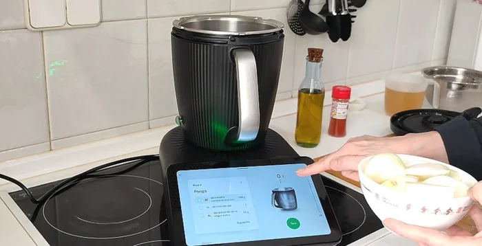 En el vaso de la Thermomix, poner 300g de cebolla en cuartos, 2 dientes de ajo, 50g de aceite de oliva. Programar 4 segundos, velocidad 4.