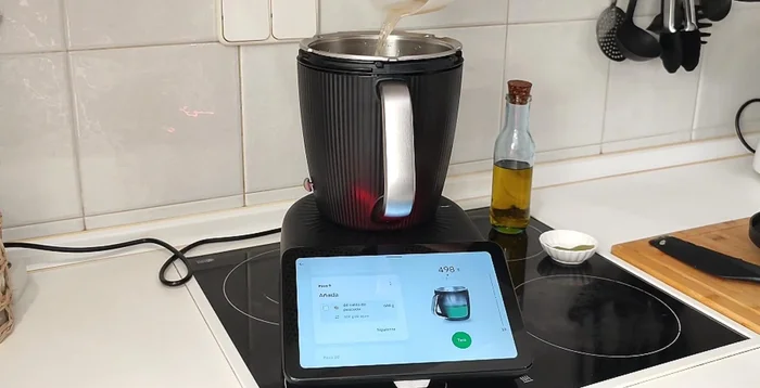 Añadir 600g de caldo de pescado. Triturar 40 segundos, velocidad progresiva 5-10.