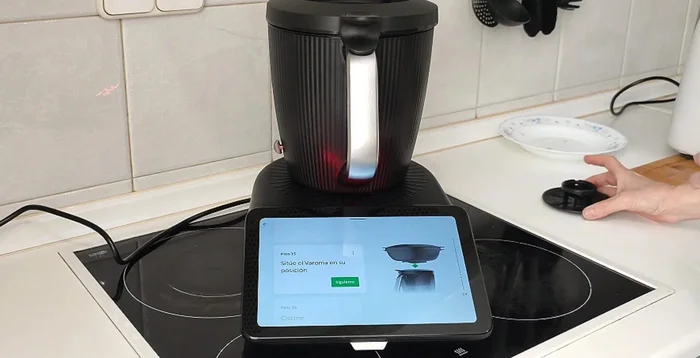 Colocar el recipiente Varoma con las judías y las almejas en la Thermomix. Cocinar 10 minutos al vapor.