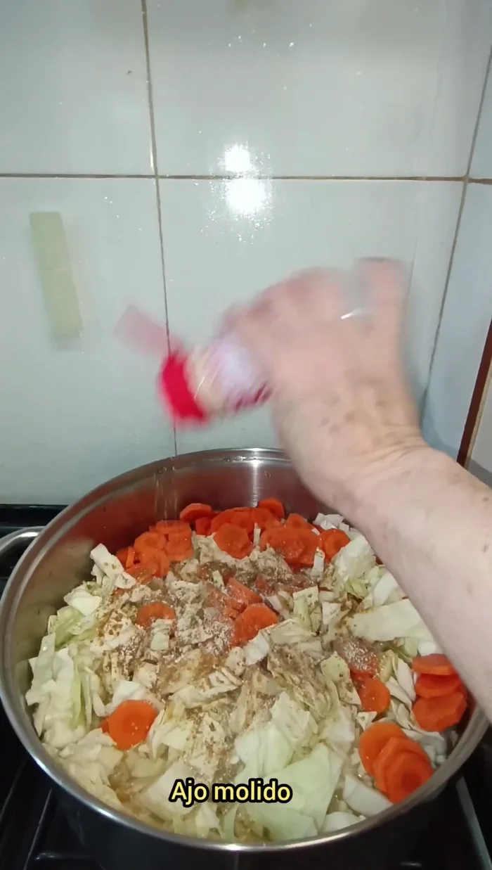 Agregar cebolla molida, ajo molido y un poco de cayena (opcional). Echar el vinagre.